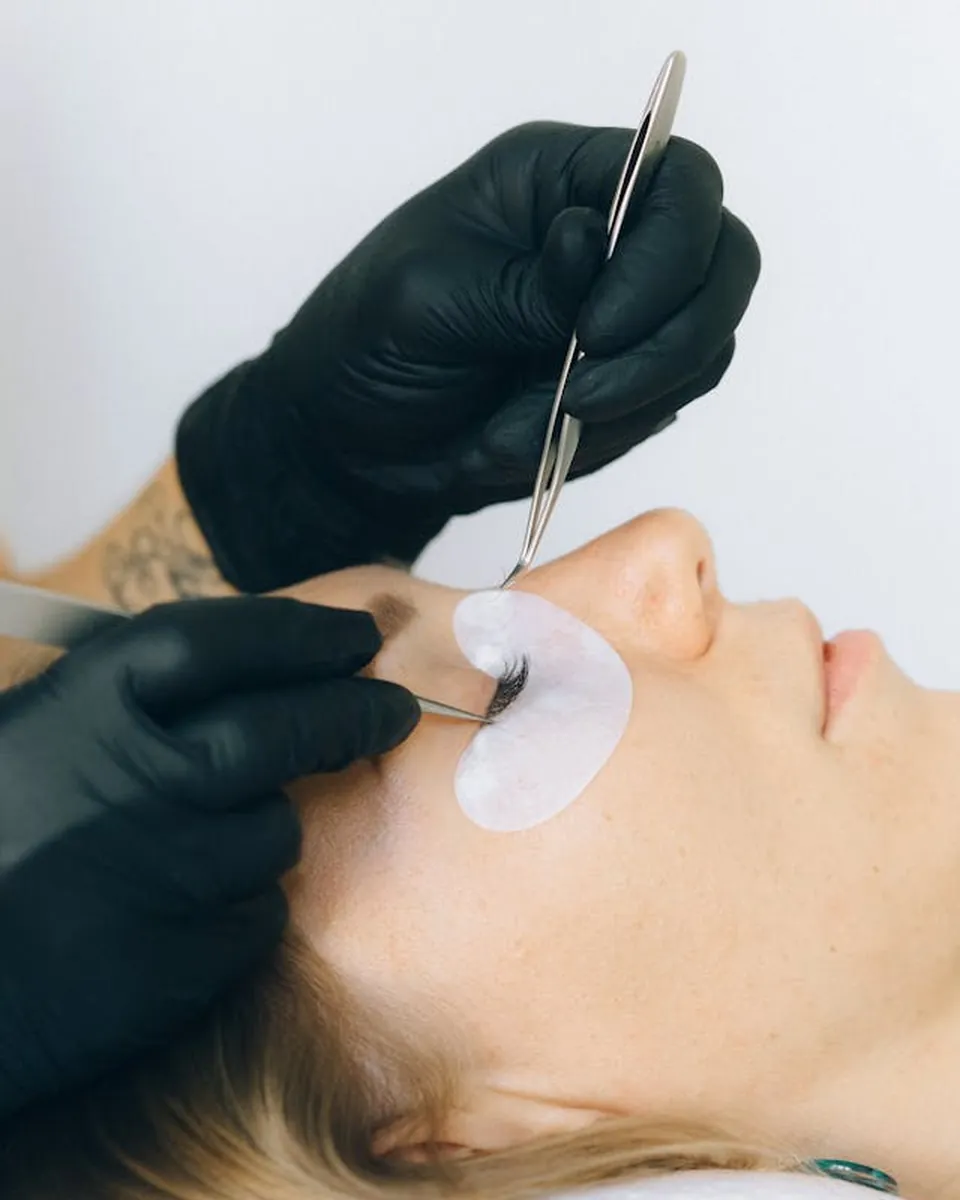 Detalhe da região dos olhos durante atendimento estético