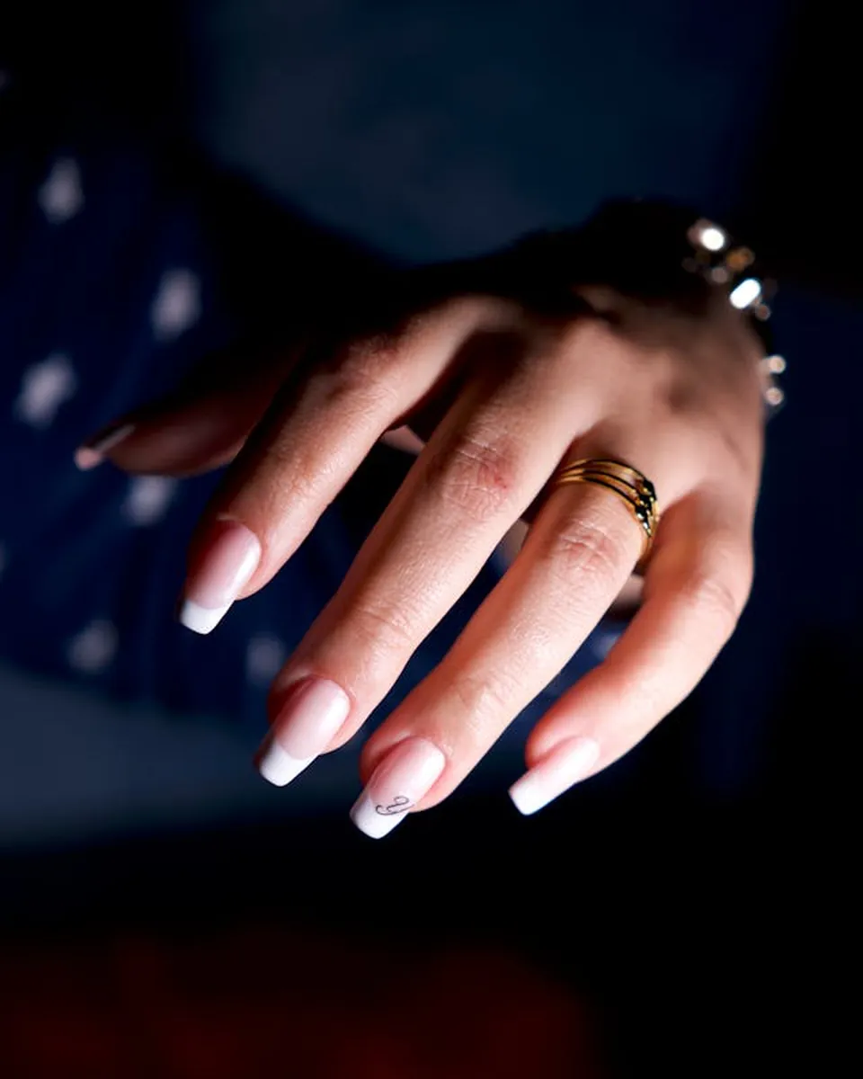 Mãos com unhas finalizadas em estilo delicado