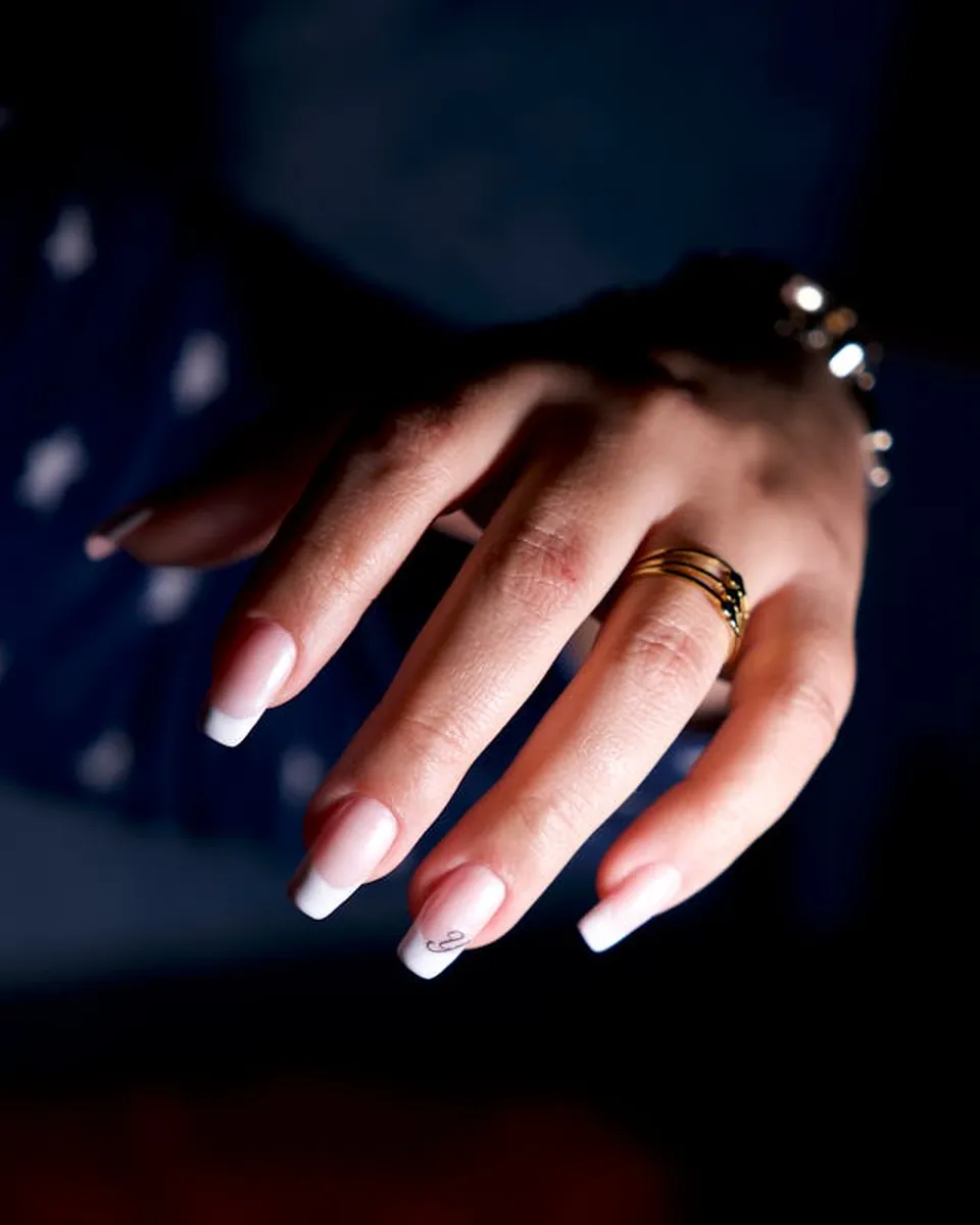 Unhas com acabamento uniforme e brilho